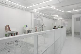 辦公室裝修:建筑人的實驗精神，將18坪新創(chuàng)辦公室變身白色幻境！